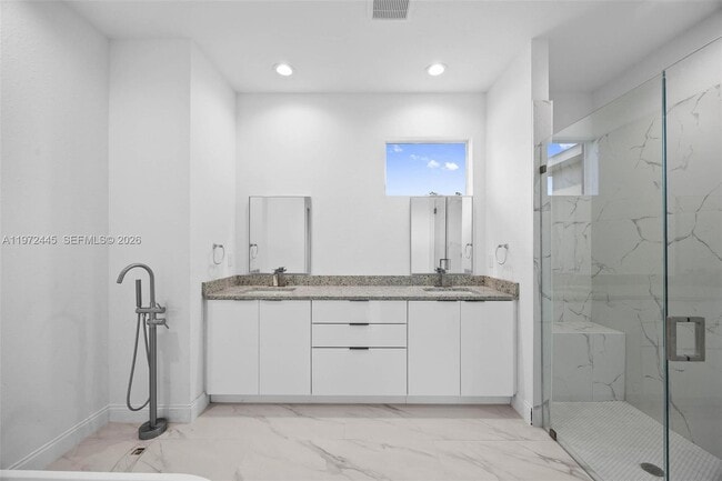 Building Photo - 1923 Sunniland Blvd