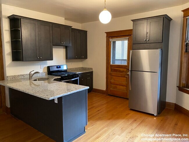 Building Photo - 850 W Waveland Ave