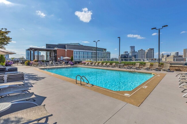 Building Photo - Awesome 1BE/1BA Condo in the Gulch w/2-res...
