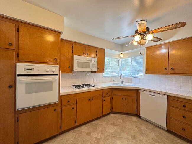 Building Photo - Beautiful Glendora Home in Desireable Area