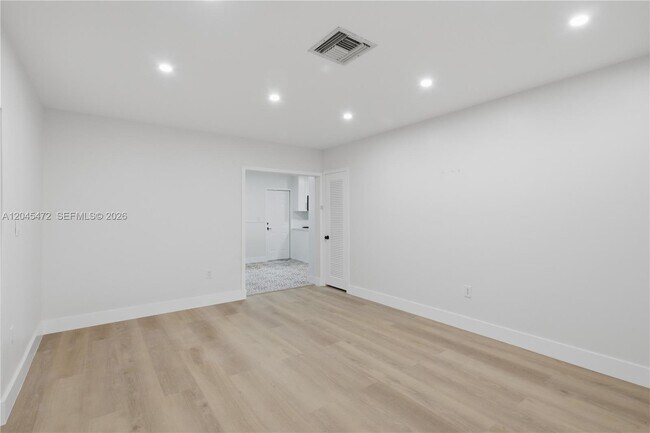Building Photo - 14325 NE 8th Ave