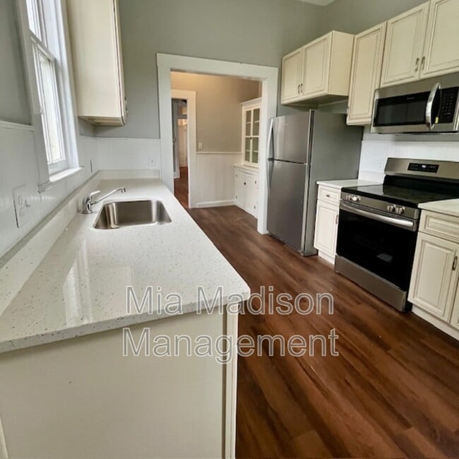 Building Photo - 123 E 40th St