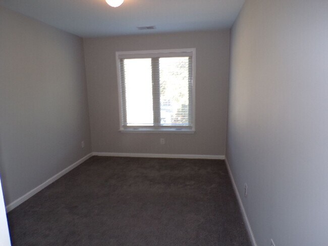 Building Photo - 4 Bedroom Townhome Located In Allenwood