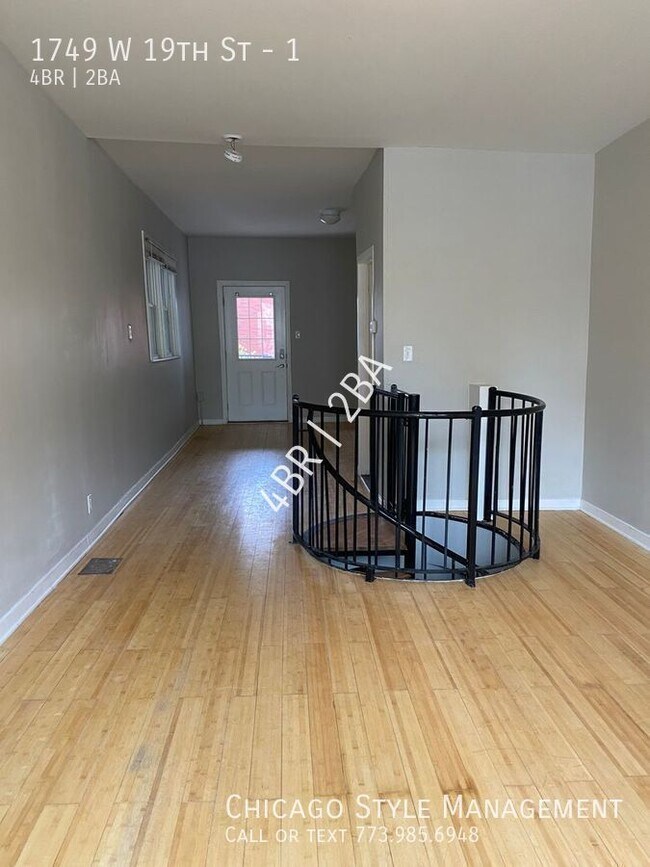 Building Photo - Duplex down in the heart of Pilsen! All th...