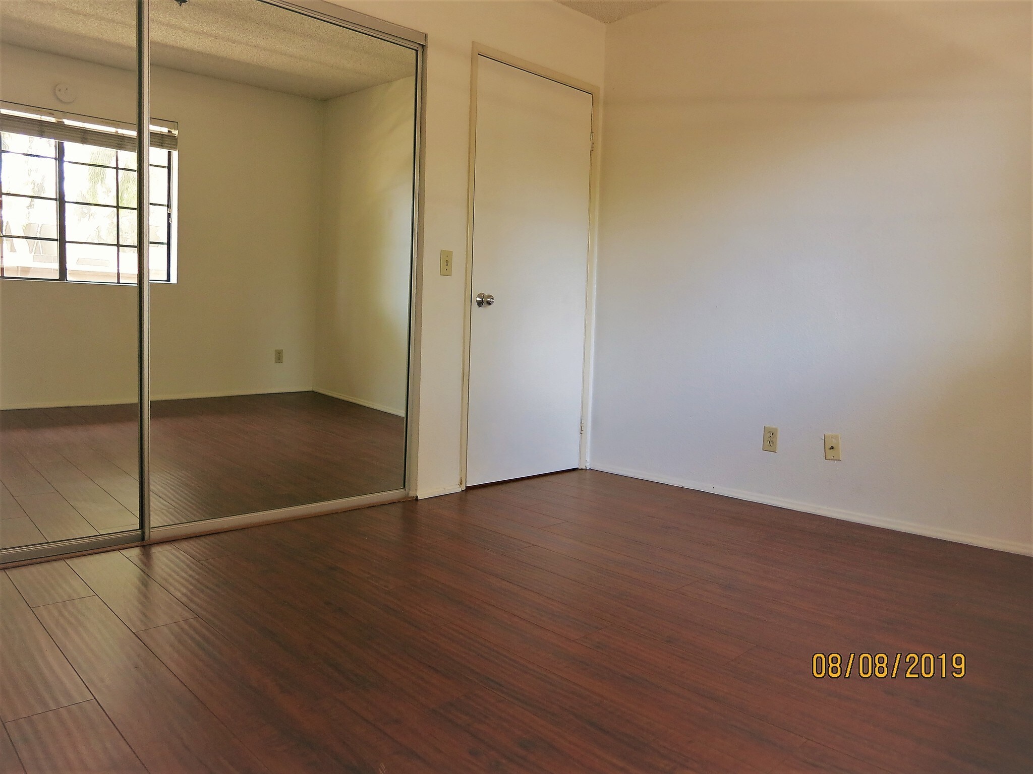 Building Photo - 6545 Reseda Blvd