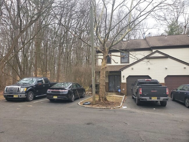 Building Photo - Spacious end-unit townhouse, with elegant kitchen, 3-bedrooms & attached garage