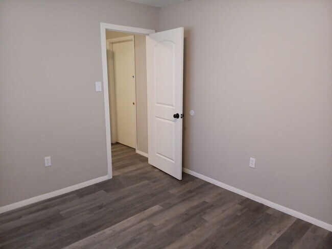 Building Photo - Charming 4-bedroom, 2-bathroom! Showings available NOW!