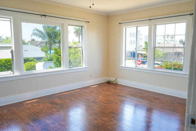 Building Photo - 1353 W 49th St