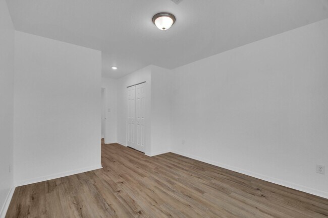 Building Photo - 1004 E Fannin St