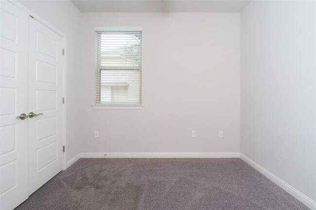 Building Photo - 13800 Lyndhurst St