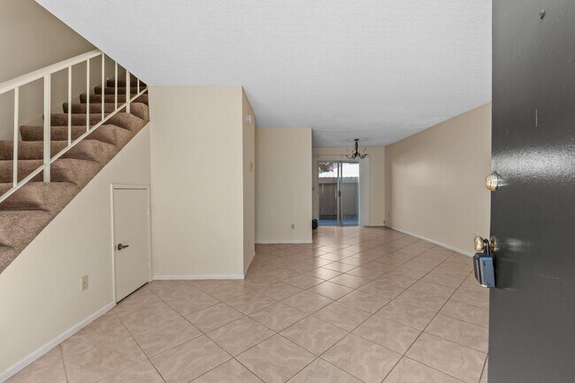 Building Photo - Spacious 3-Bedroom Townhome Near UCSD & UT...