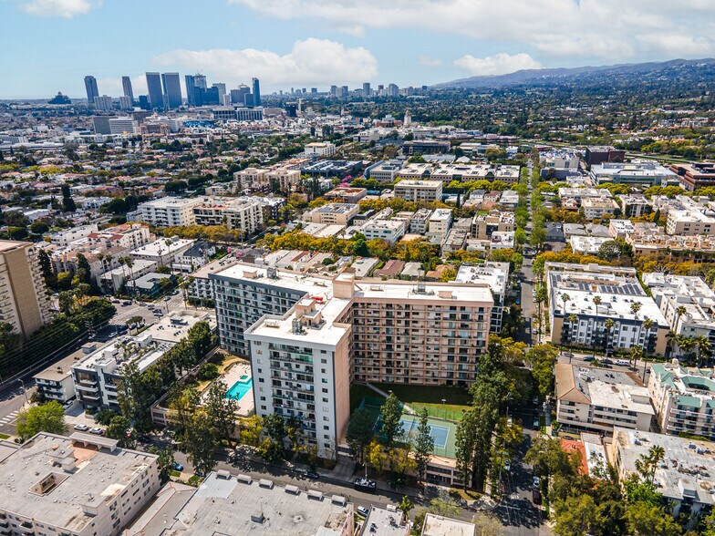 Building Photo - 100 S Doheny Dr