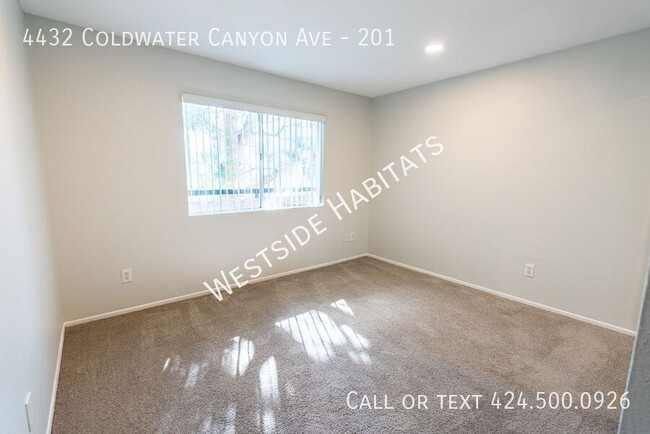 Building Photo - Gorgeous NEWLY RENOVATED apartment with a ...