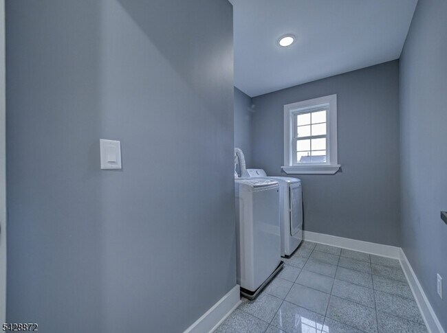 Building Photo - 8 Travers Ave