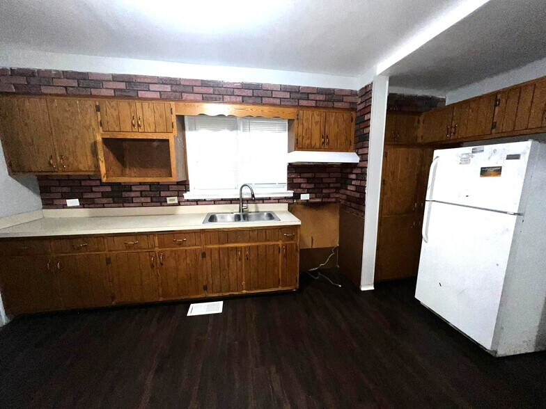 Building Photo - 10655 S Hoxie Ave