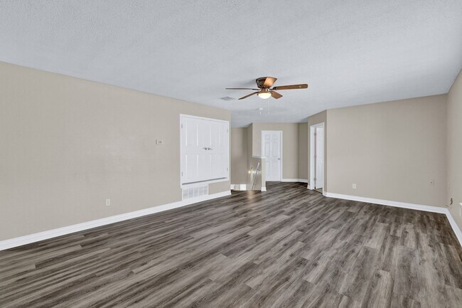 Building Photo - 6205 Winnebago Ct