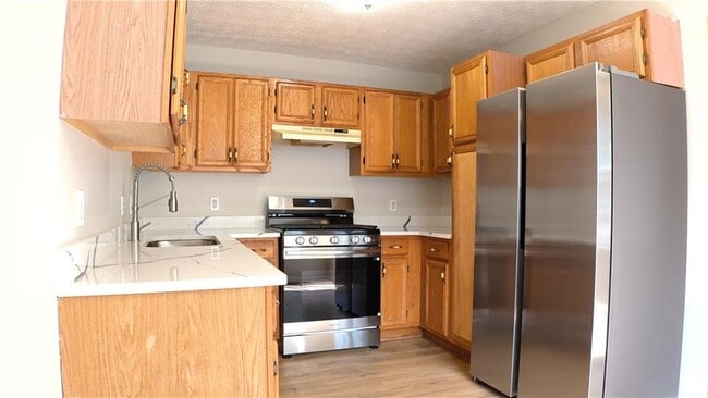 Building Photo - 2575 Overlake Dr