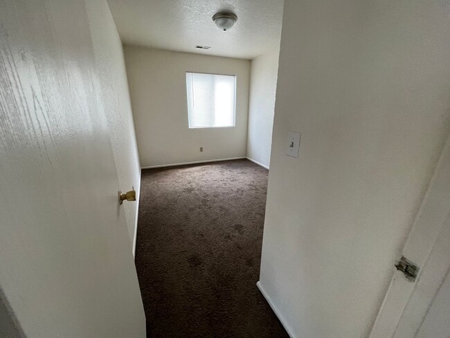 Building Photo - Diamond Ridge 02