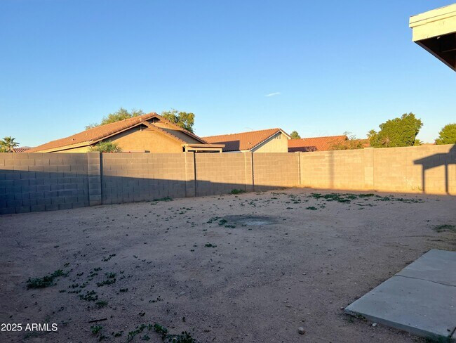 Building Photo - 10422 E Bramble Ave