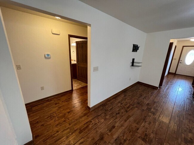 Building Photo - 409 S Broadway Ave