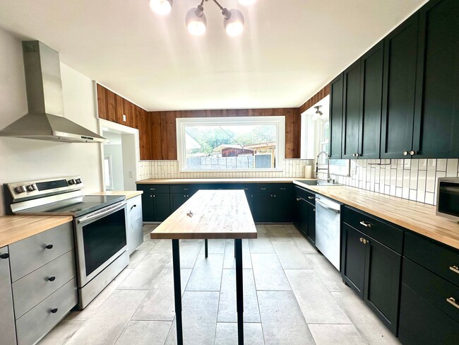 Building Photo - Mid Century Modern Gem!