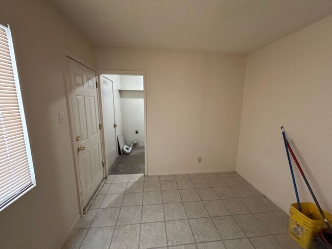 Building Photo - Spacious 4 bedroom, 2 bathroom home locate...
