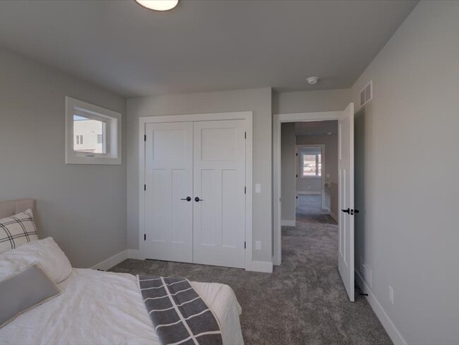 Building Photo - 139 Prairie Heights Dr