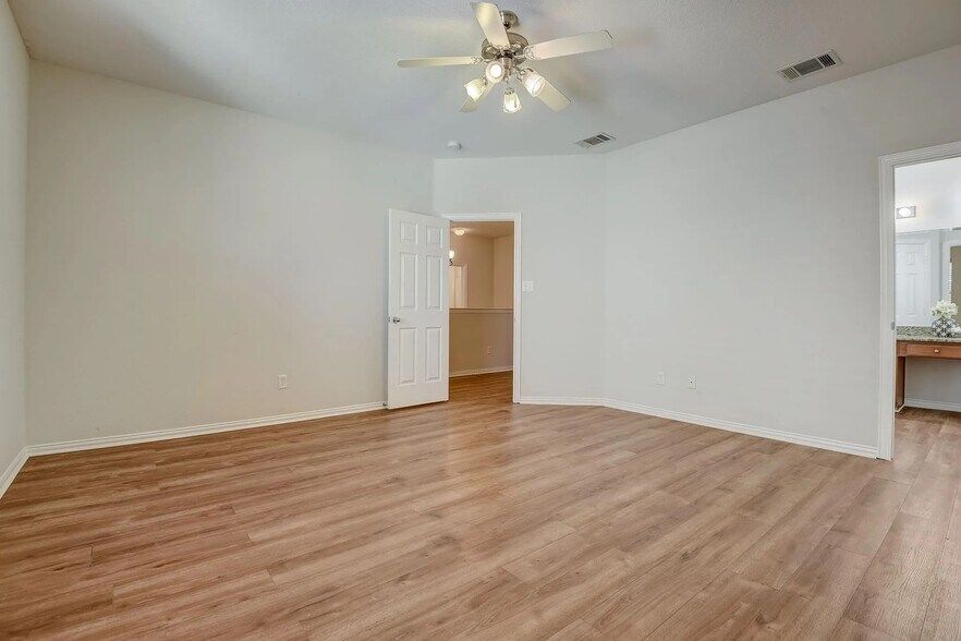 Building Photo - 328 Regency Dr