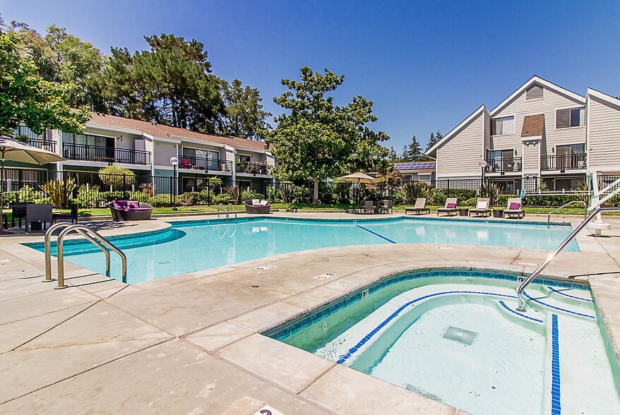 Building Photo - Brookside Oaks