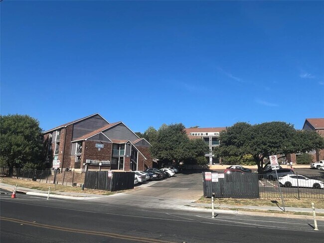 Building Photo - 1840 Burton Dr