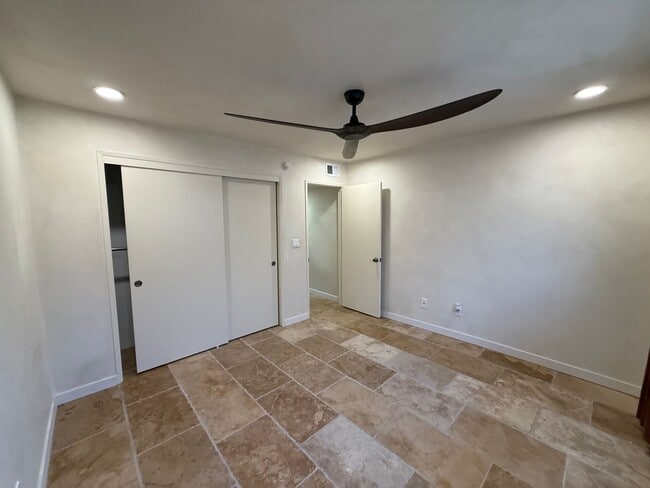 Building Photo - Beautifully updated condo!