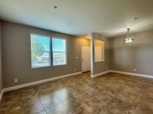 Building Photo - 3 Bed 2.5 Bath plus extra room Townhouse Style Condo / Attached 2 Car Garage