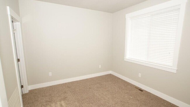 Building Photo - Don't Miss Out On This Five Mile Area 3 Be...