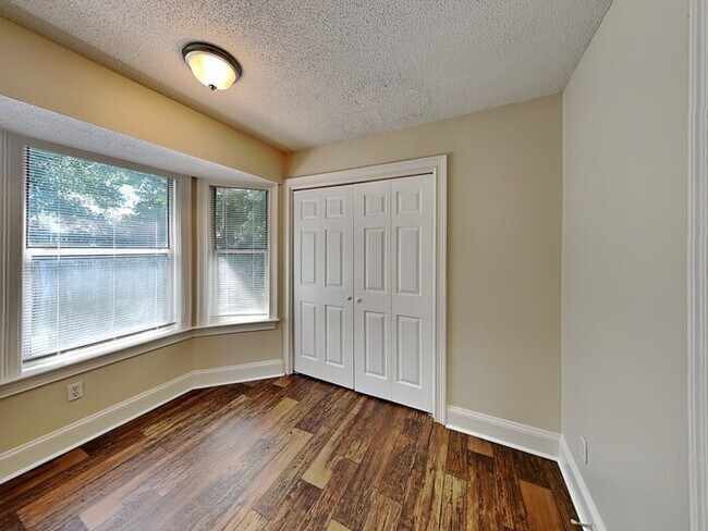 Building Photo - 3101 Park Creek Ct