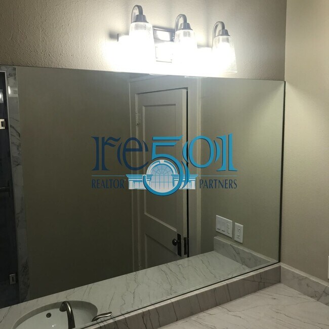 Building Photo - *New Price*  Newly Renovated Immaculate Co...