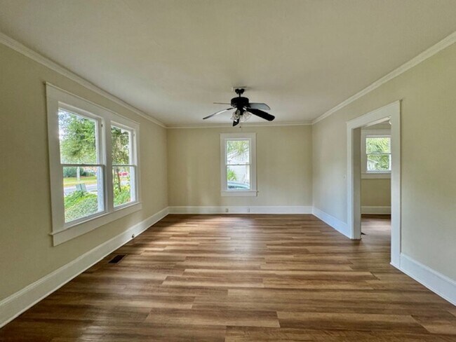 Building Photo - THREE BEDROOM, TWO BATH