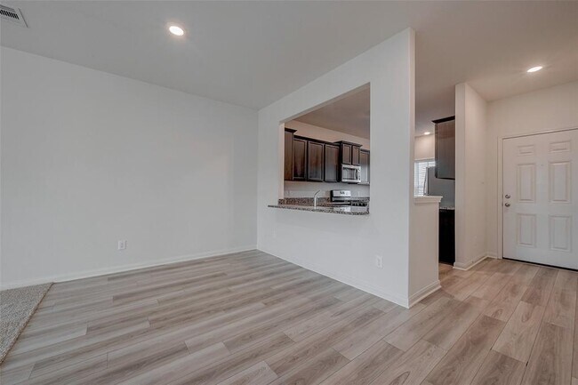 Building Photo - 545 Amberwood Pk Dr
