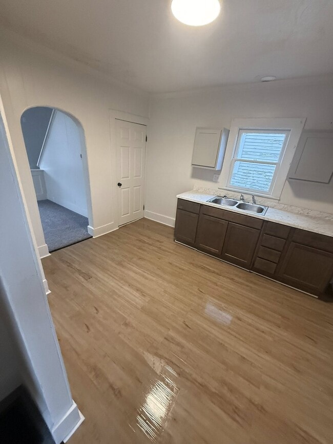 Building Photo - 517 Echo Ave