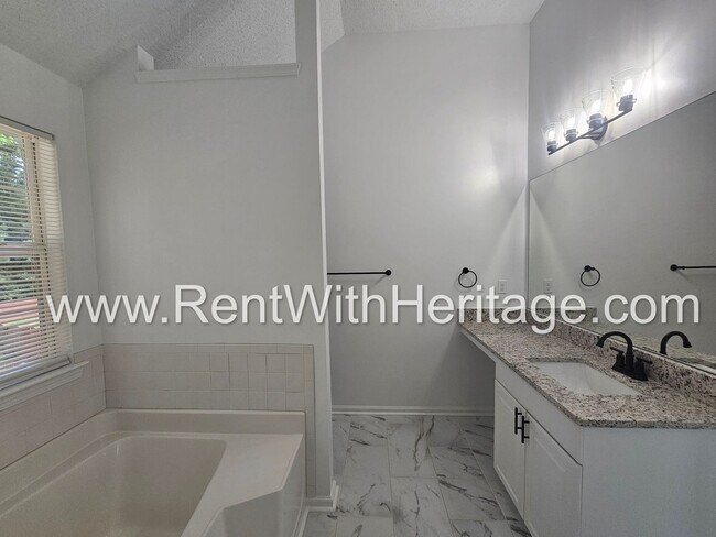 Building Photo - Gorgeous 3bd/ 2.5 bath Home in Popular Nat...