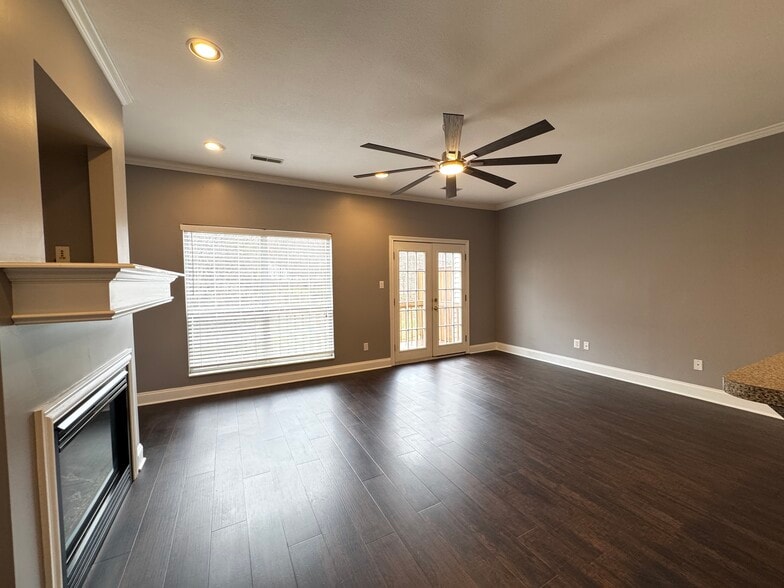 Living Room - 304 Queen Victoria Way