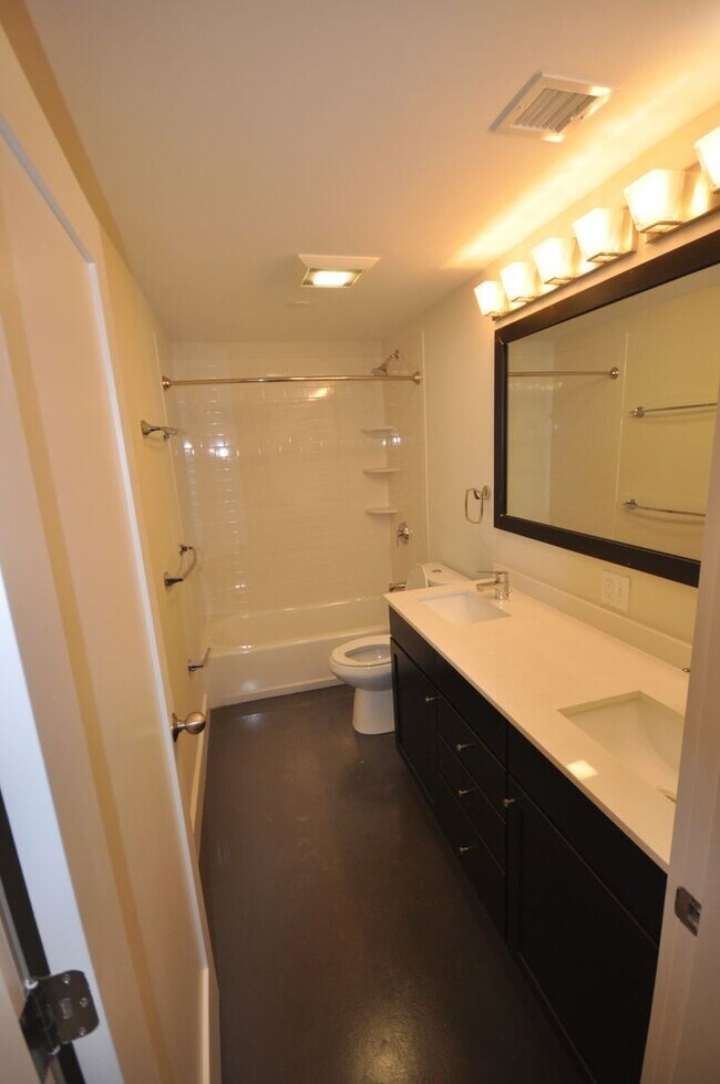 Building Photo - 2 Bedroom
