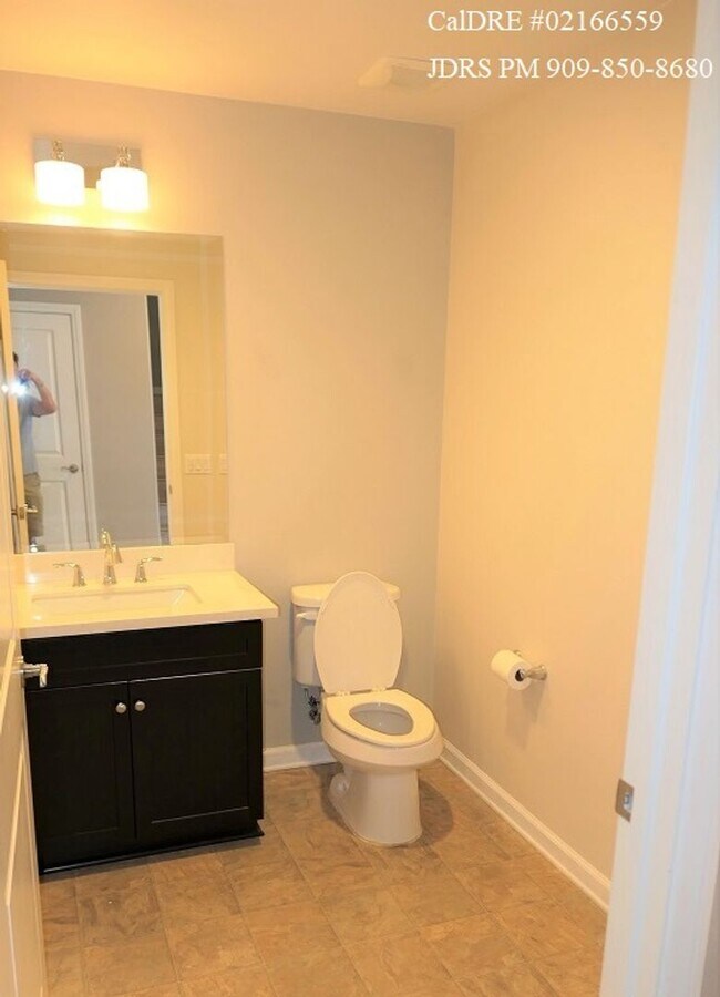 Building Photo - Ontario 3 Bedroom Condo