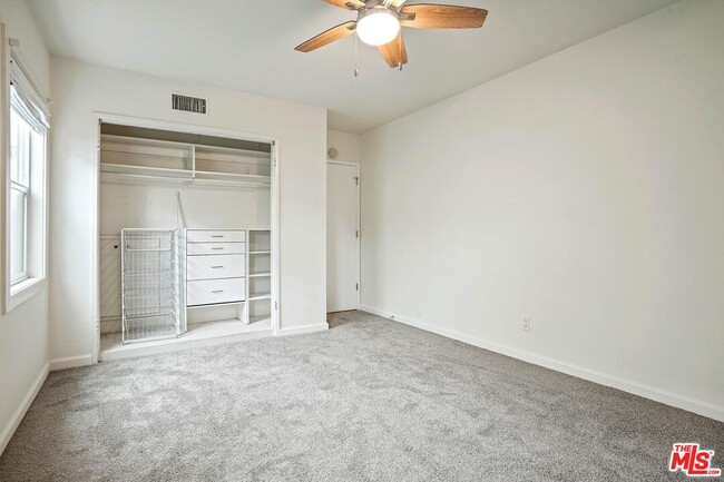 Building Photo - 6134 Longridge Ave