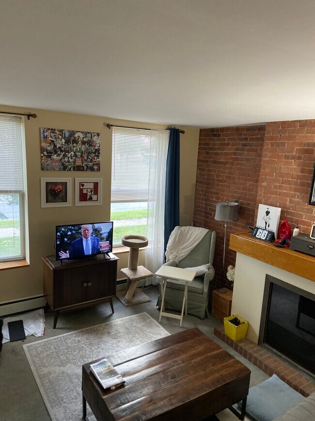 1 Bedroom Living Room - 112 US Oval