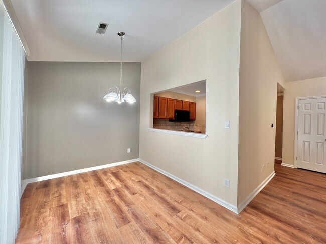 Building Photo - End Unit in Great Location!