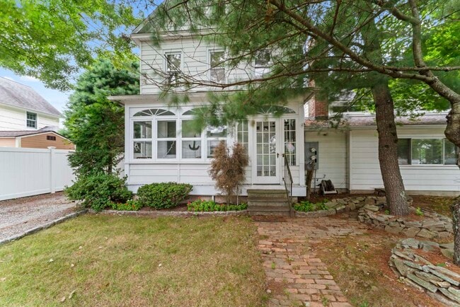 Building Photo - 516 Oldfield Road- Furnished Student House