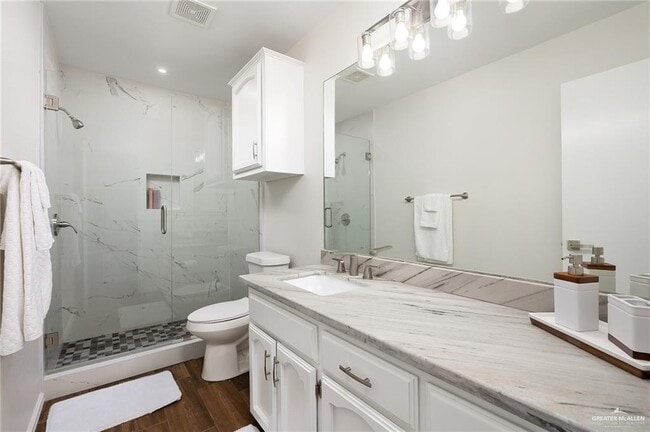 Building Photo - 1111 Lake View Dr