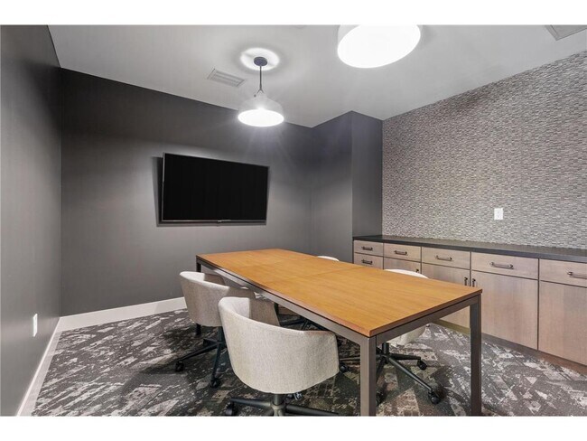 Building Photo - 470 Lexington Parkway S