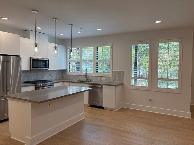 Building Photo - Luxury 3+3 Townhome in prestigious Crescen...
