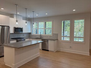 Building Photo - Beautiful-Luxury 3+3 Townhome in prestigio...